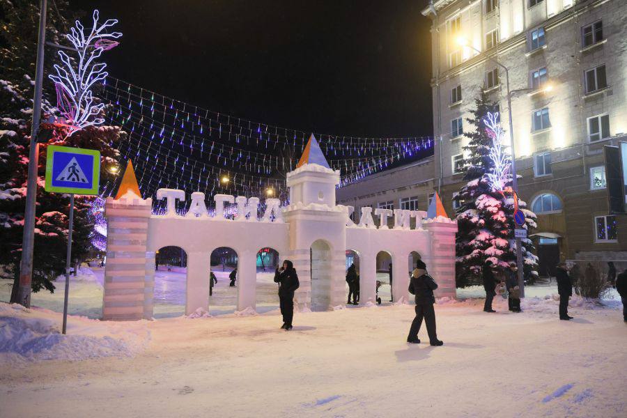 Новый День: Уральские ледовые городки украшают героями сказок Пушкина (ФОТО)