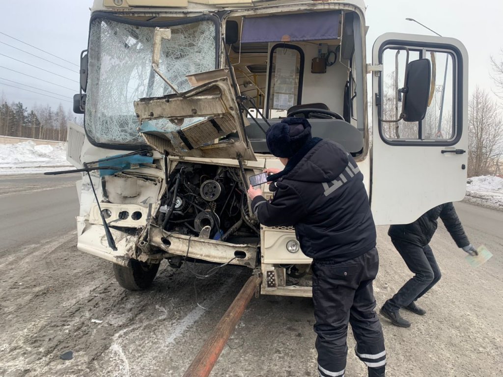 Новый День: В Первоуральске грузовик протаранил автобус (ФОТО)