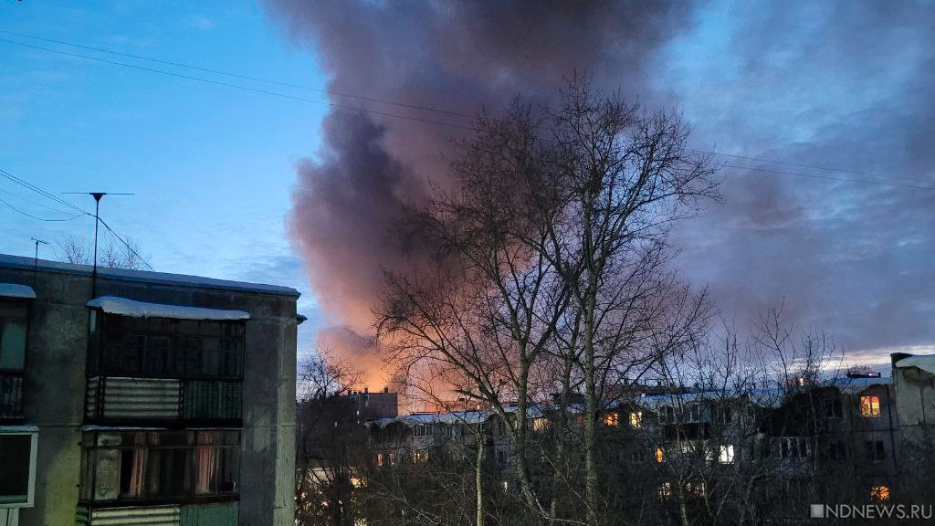 Новый День: В центре Челябинска горит торговый центр