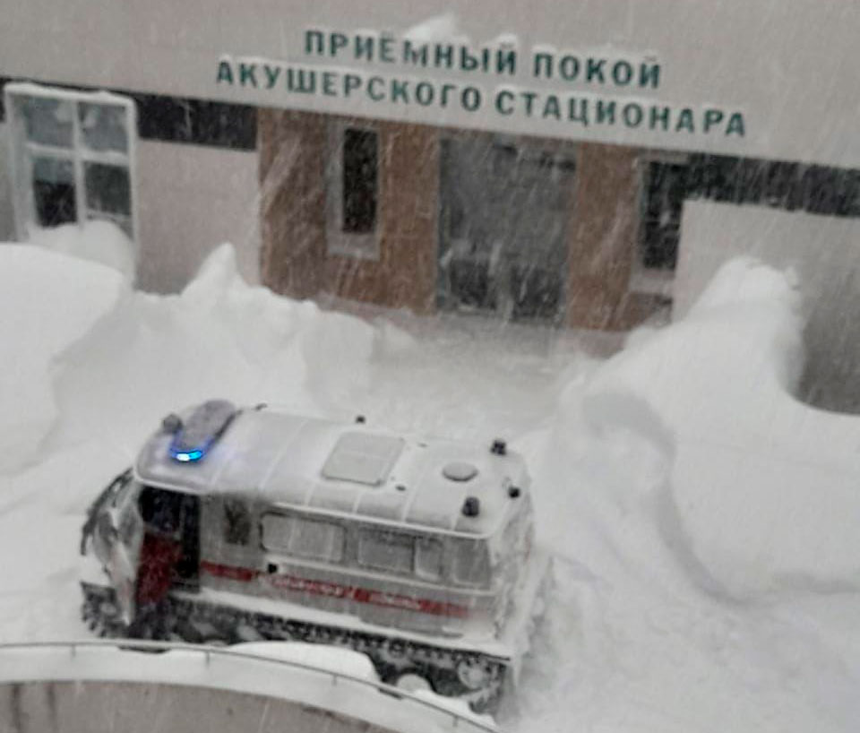Новый День: На Сахалине из-за метели объявлен режим ЧС: в магазинах закончился хлеб, пациентов везут в больницы на болотоходах