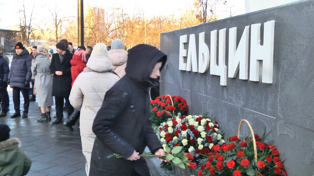 Новый День: Первые лица Урала возложили цветы к памятнику Ельцину (ФОТО)