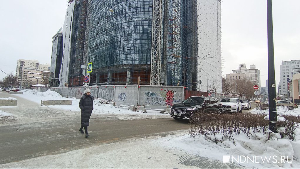 Новый День: В Екатеринбурге застройщик перегородил улицу бетонным забором (ФОТО)