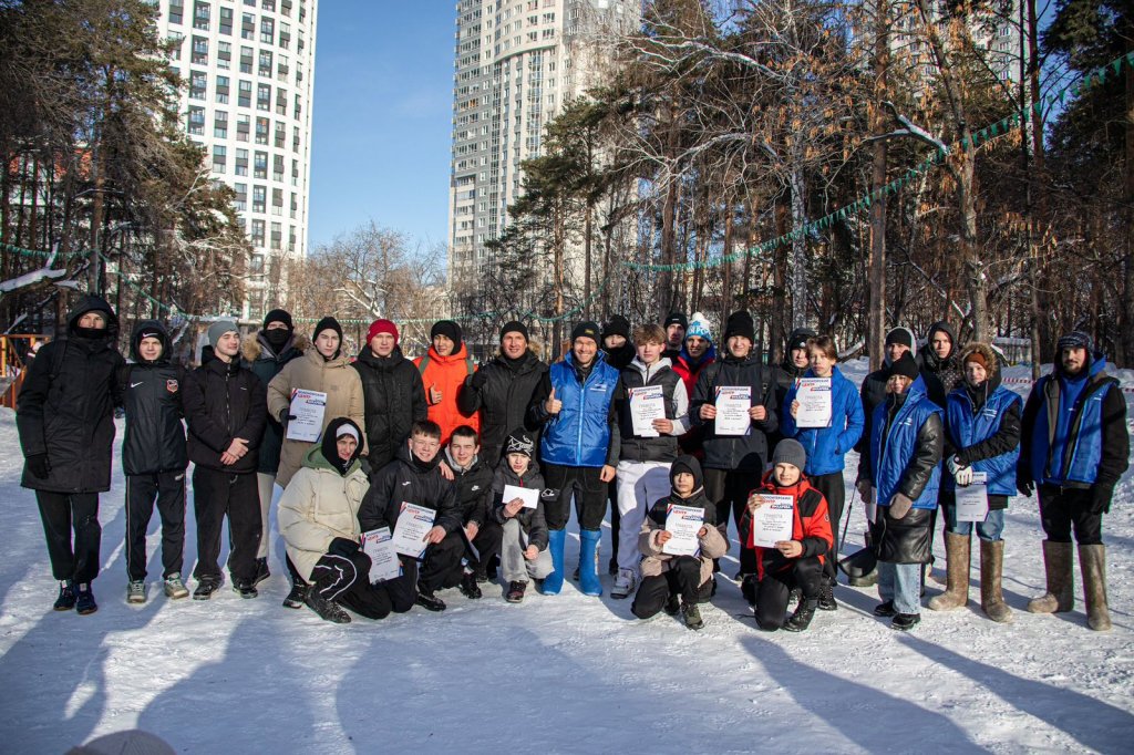 Новый День: В парке Уралмаш сыграли в футбол в валенках (ФОТО)