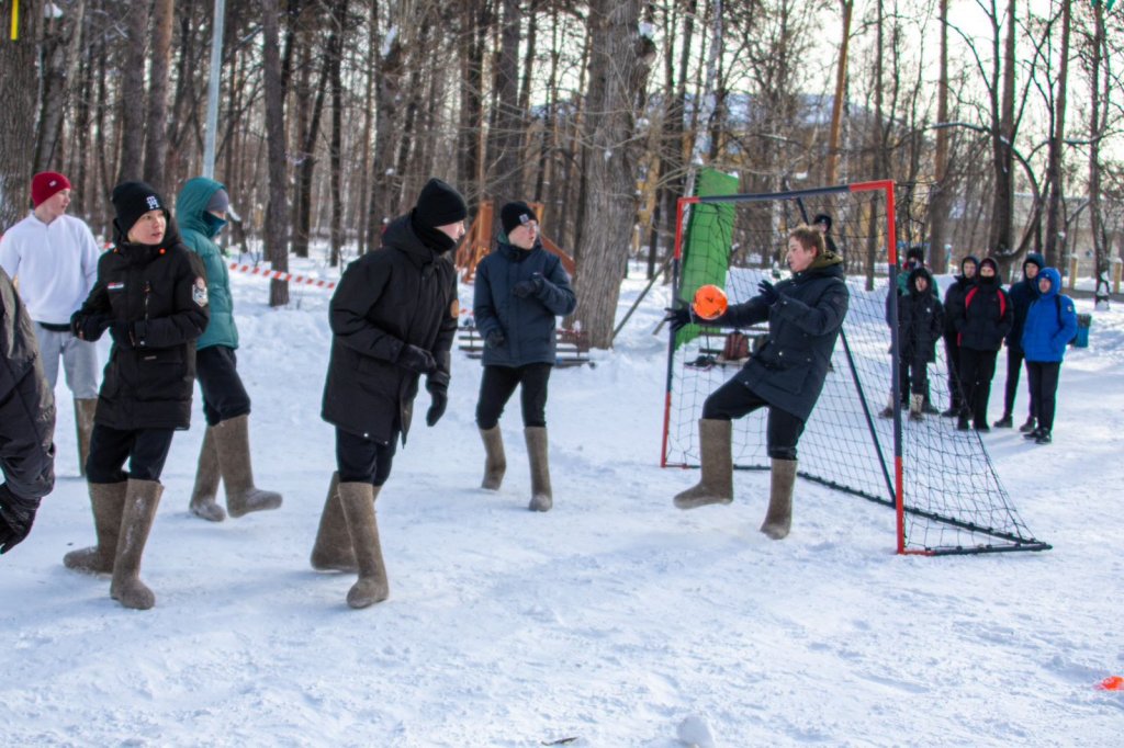 Новый День: В парке Уралмаш сыграли в футбол в валенках (ФОТО)