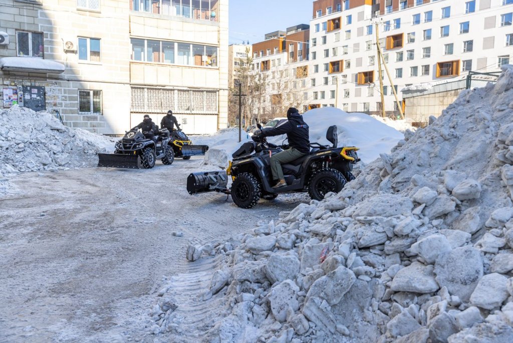 Новый День: На Эльмаше снег чистят на квадроциклах (ФОТО)