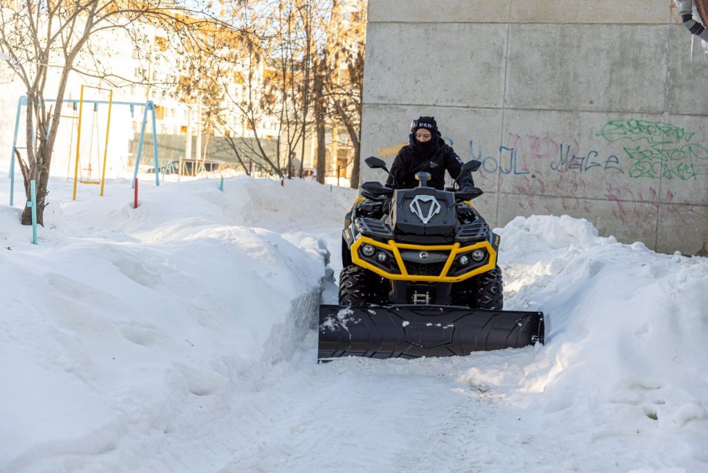 Новый День: На Эльмаше снег чистят на квадроциклах (ФОТО)