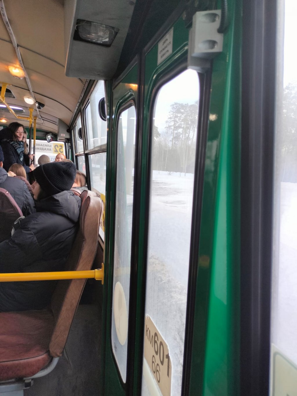 Новый День: Пассажирский автобус попал в ДТП на выезде из Академического (ФОТО)
