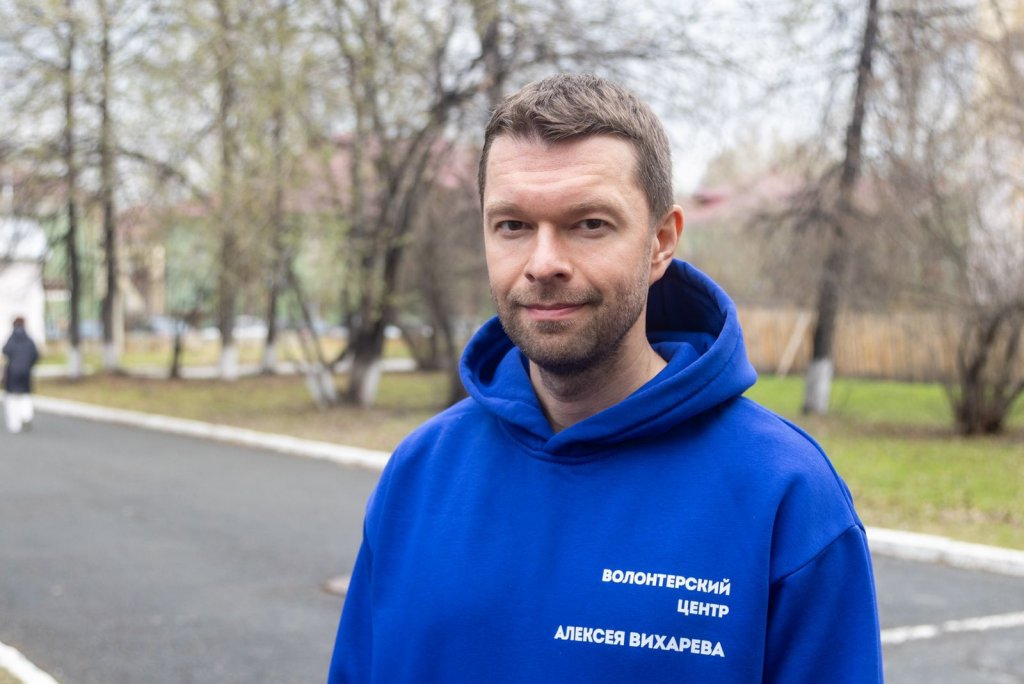Новый День: Алексей Вихарев и его волонтеры провели субботник в больничном сквере и призвали голосовать за парки Екатеринбурга (ФОТО)